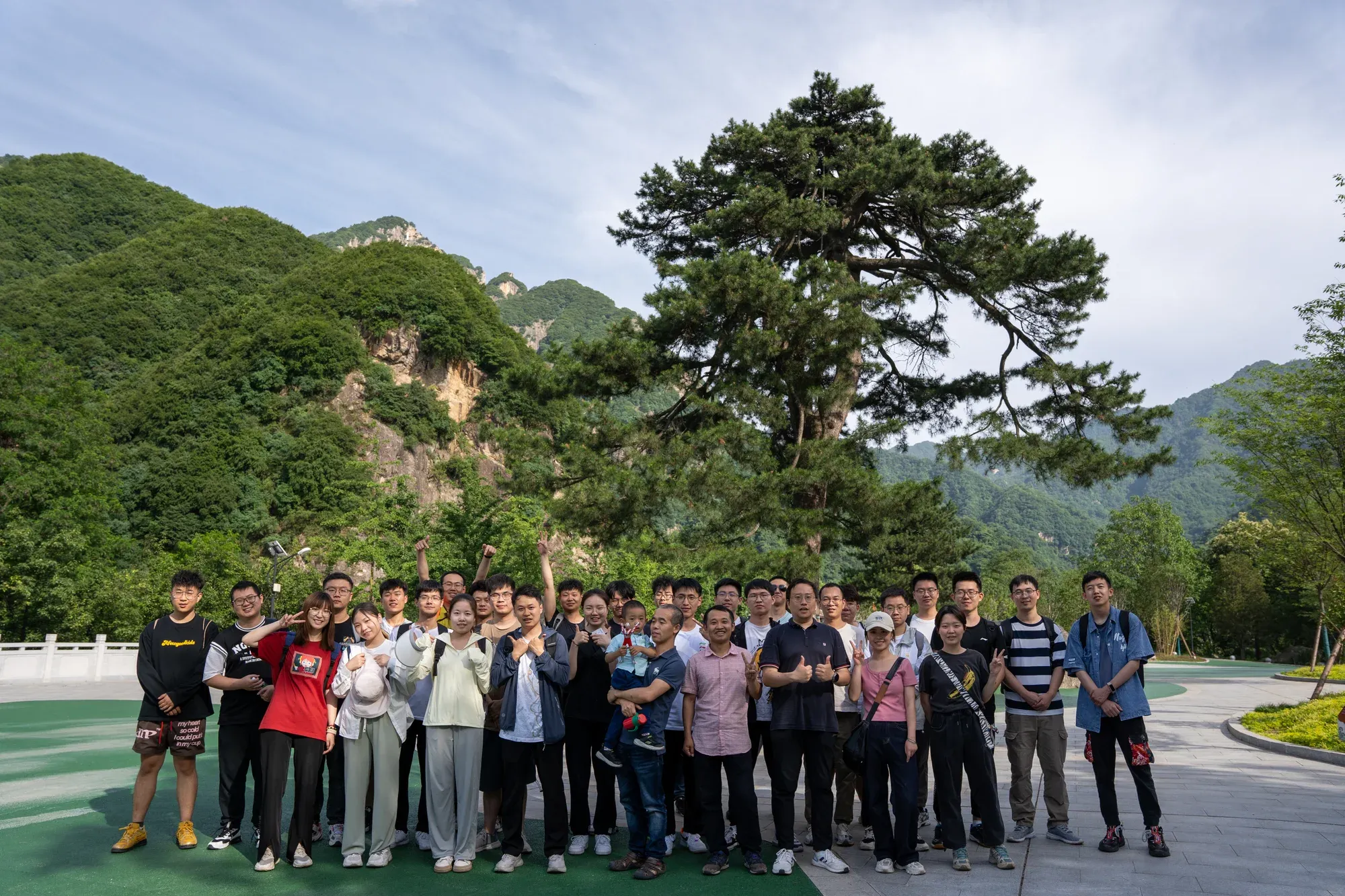 2023年实验室成员在松树与群山前合影